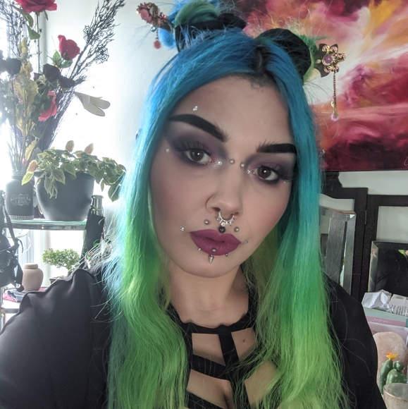 Meet your Posher, Emily (: ✨ - Picture 5 of 8